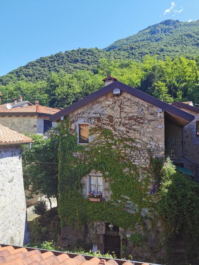 Alla Torre Del Barbarossa B&B Foresteria マンデッロ・デル・ラーリオ エクステリア 写真