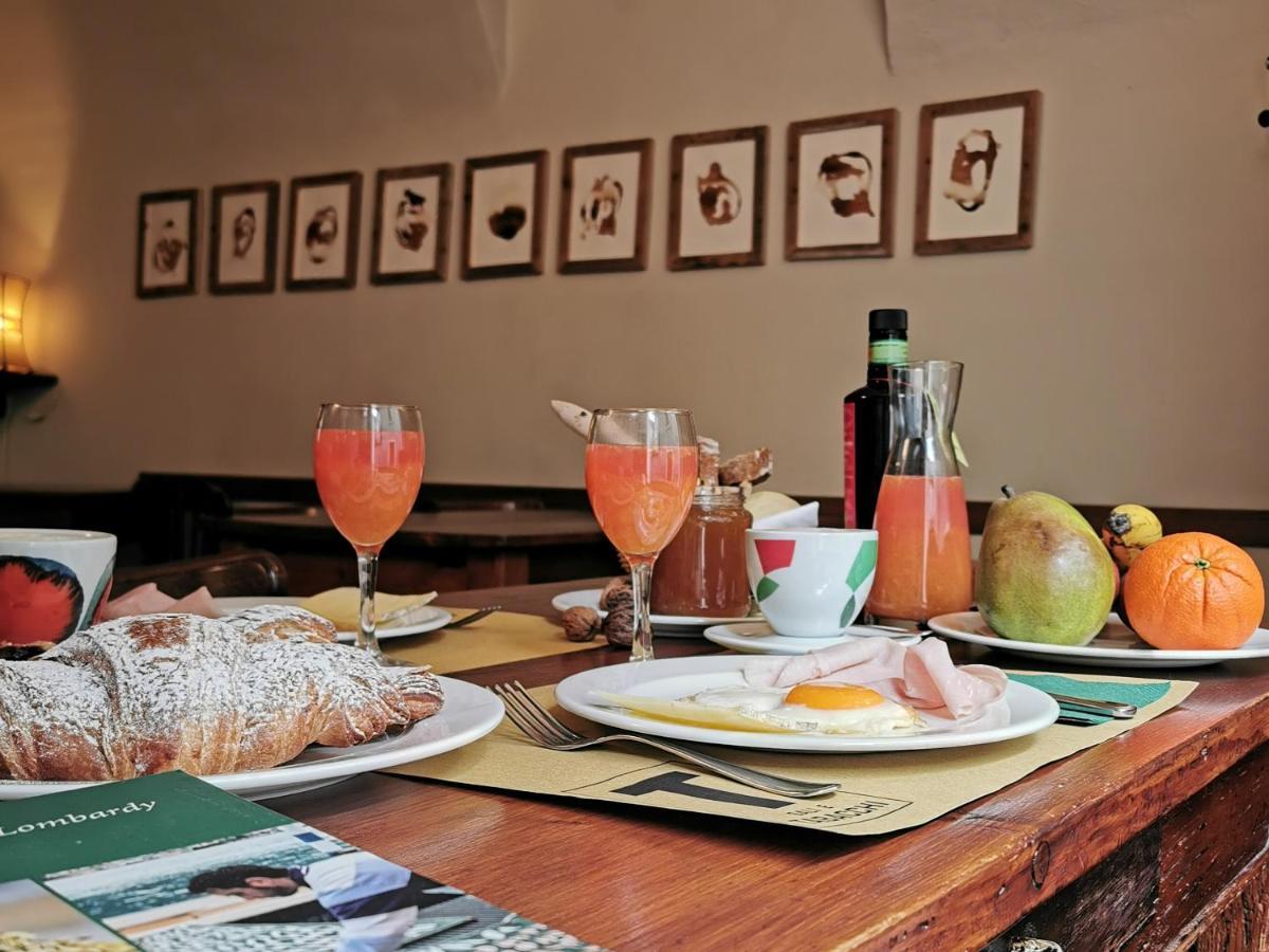 Alla Torre Del Barbarossa B&B Foresteria マンデッロ・デル・ラーリオ エクステリア 写真