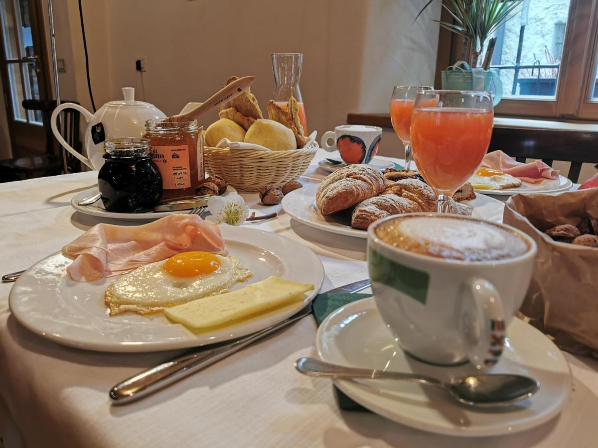 Alla Torre Del Barbarossa B&B Foresteria マンデッロ・デル・ラーリオ エクステリア 写真