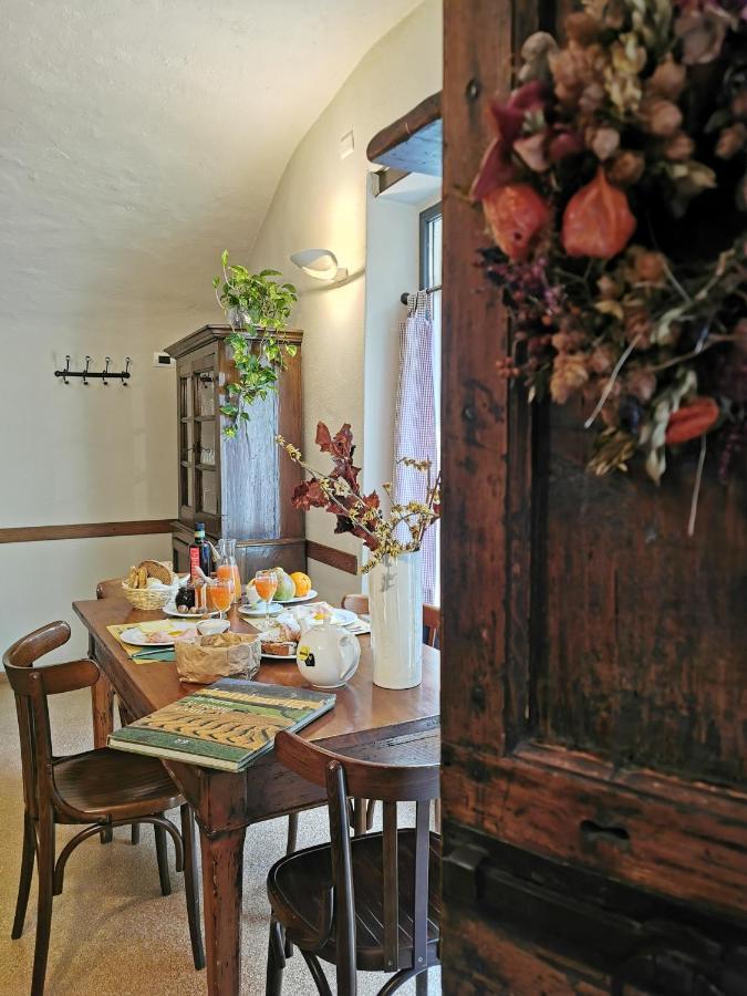 Alla Torre Del Barbarossa B&B Foresteria マンデッロ・デル・ラーリオ エクステリア 写真