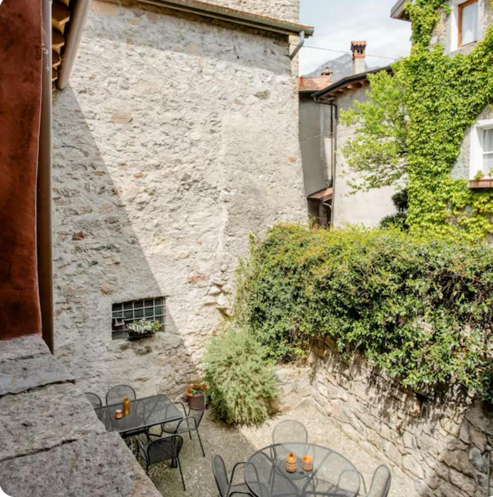Alla Torre Del Barbarossa B&B Foresteria マンデッロ・デル・ラーリオ エクステリア 写真