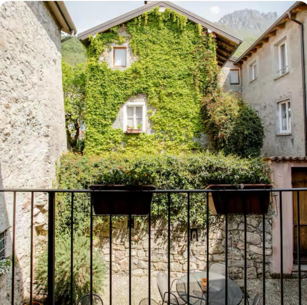 Alla Torre Del Barbarossa B&B Foresteria マンデッロ・デル・ラーリオ エクステリア 写真